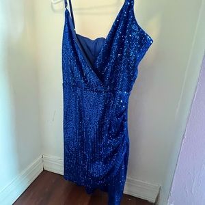 Short bright blue dress with slit on the side